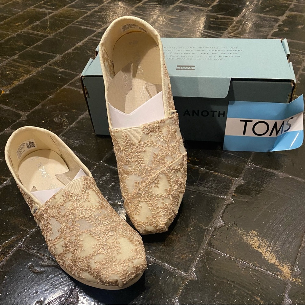 TOMS Women's Beige Lace Flats